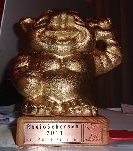 Der frisch gebackene RadioSchorsch 2011 (Radio Schorsch) für Edith Schiller vergeben von der Radiofabrik, dem freien Radio Salzkammergut.